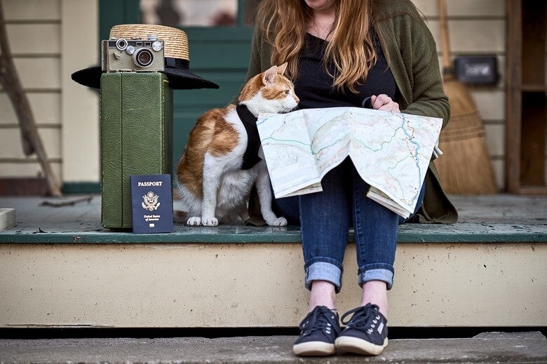 Lady and her cat travelling