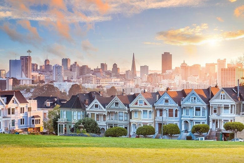 Sanfrancisco houses with skyline in background